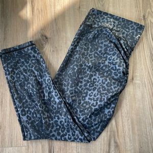 Zyia Stone Leopard Scruncy 7/8 Leggings